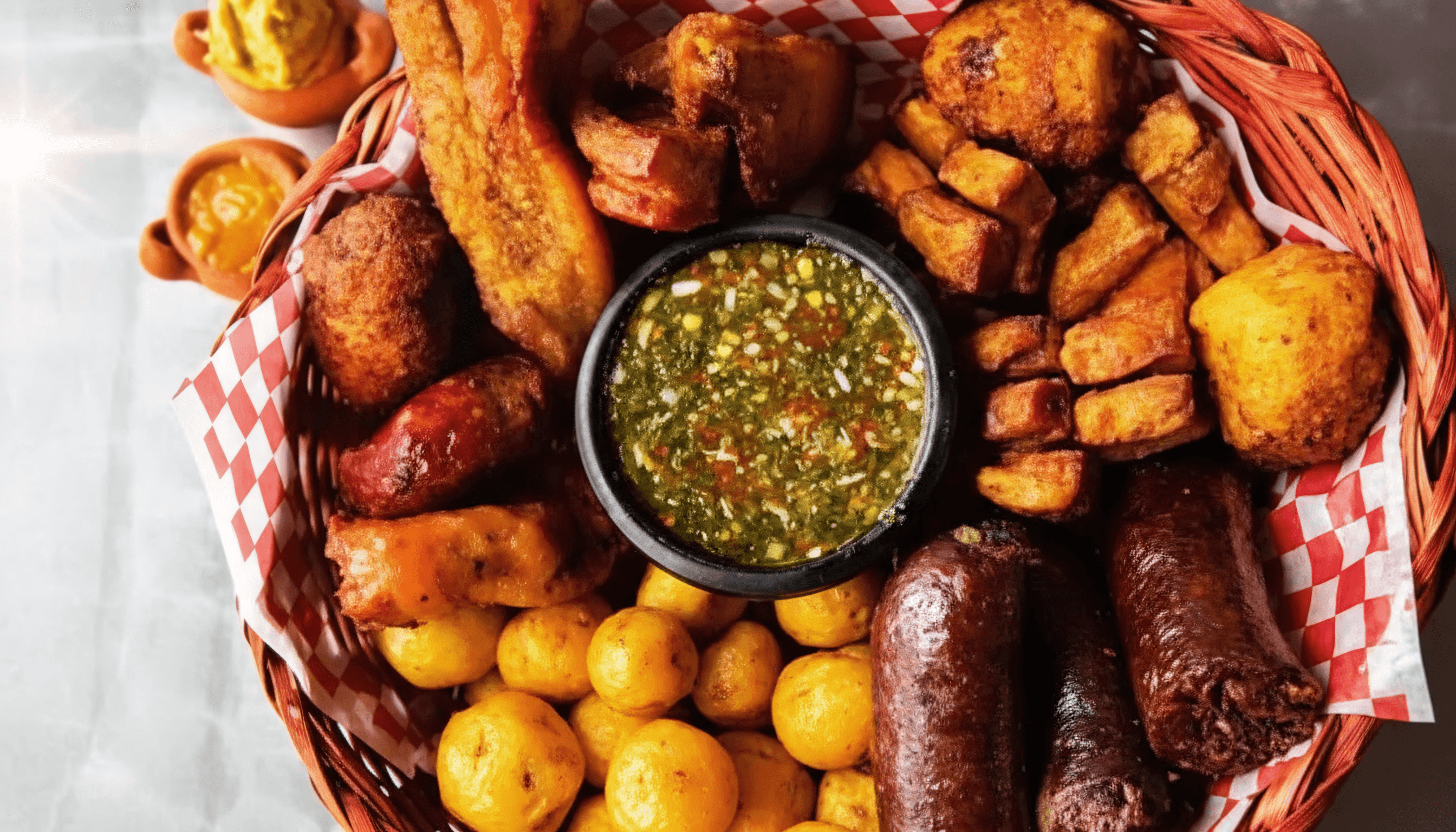 Tabla de carnes y papas estilo fritanga